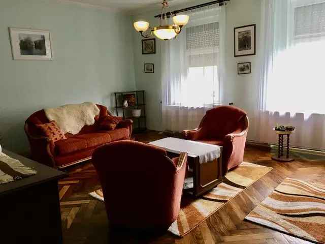 110 nm-es 3 szobás felújított polgári lakás Maroshegyen garázzsal