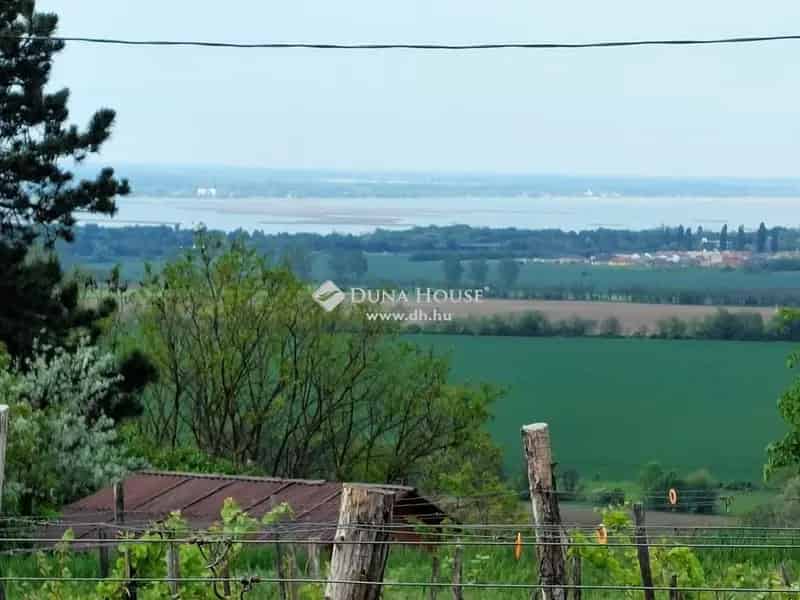 Panorámás Velencei-tói kilátású zártkerti telek Pázmándon