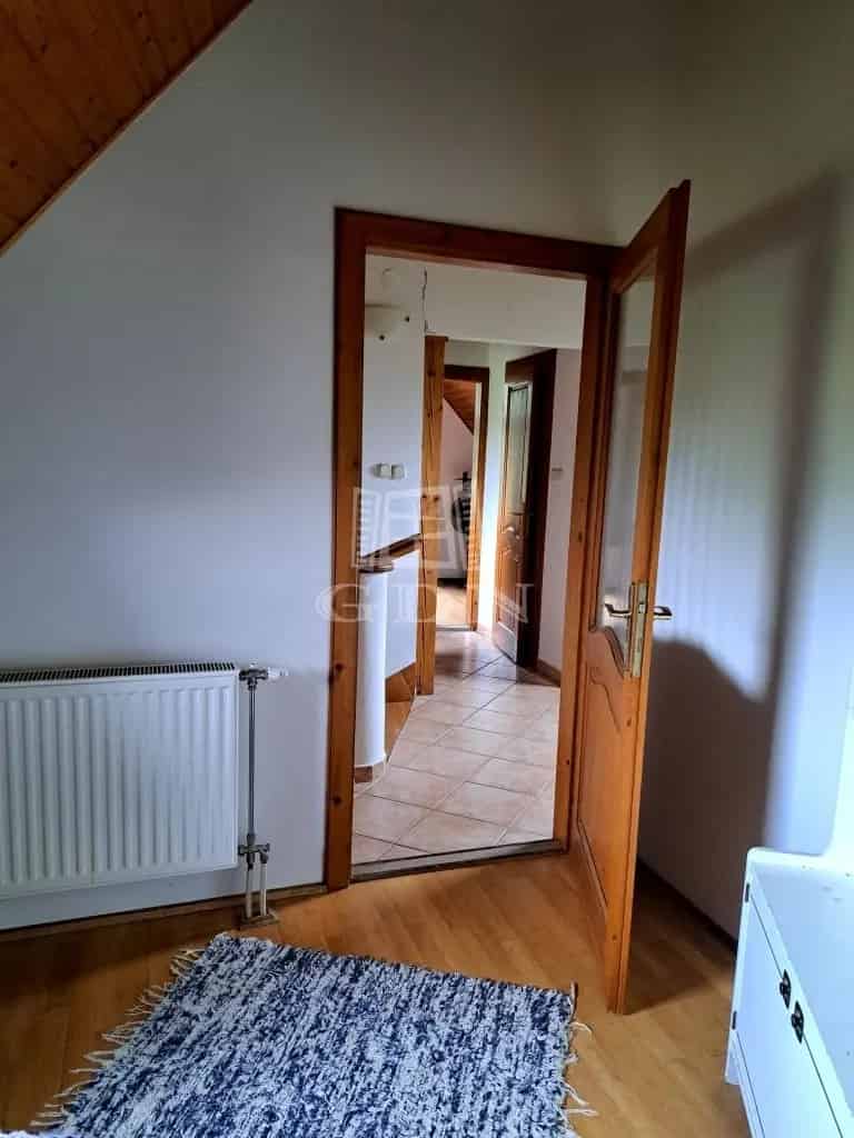 Balatonakarattyán 179m2-es családi ház eladó 1435m2 telekkel