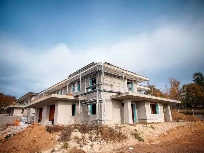 Újépítésű 4 hálószobás ikerházfelek garázzsal és kerttel