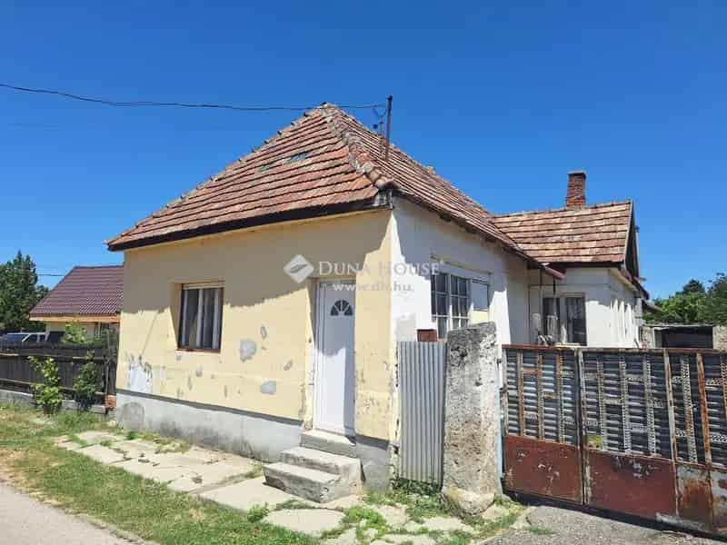 Bicske 135m2-es 2 Lakásos Családi Ház Eladó