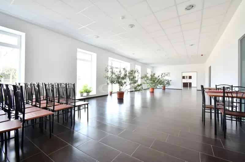 1750m2-es Irodaház Eladó Lovasberényben