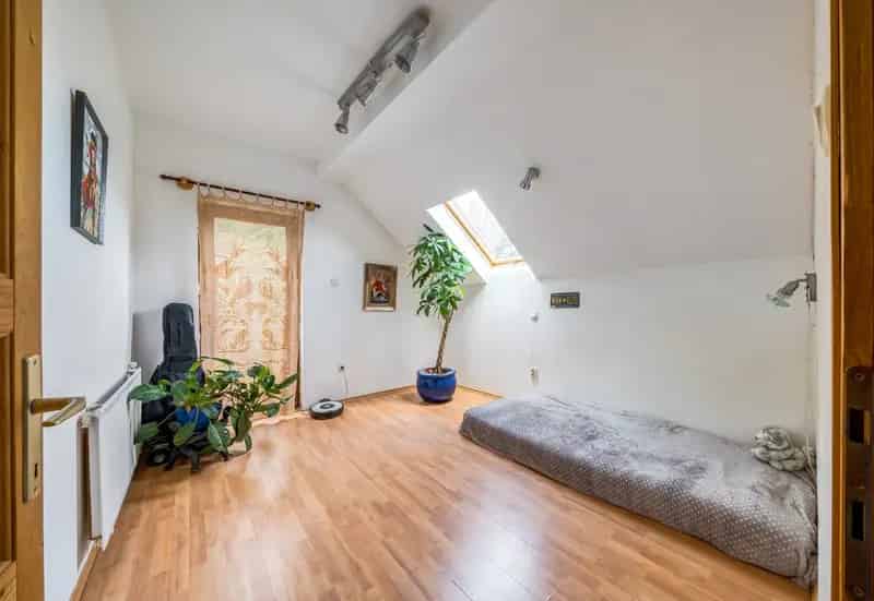 Felujítandó könnyűszerkezetes ház 719 m2-es telken