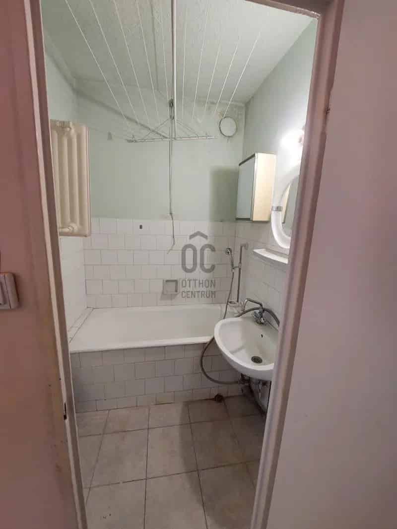 Pécs Kertváros 2 szobás felújítandó lakás eladó