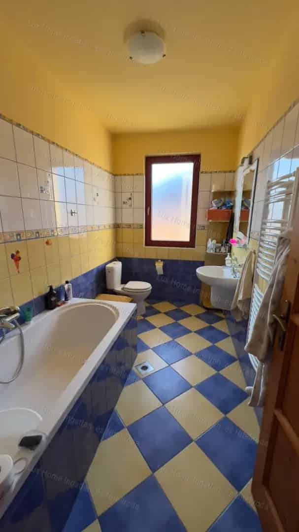 271 m² családi ház Felcsúton dupla garázzsal és plusz 6485 m² telekkel