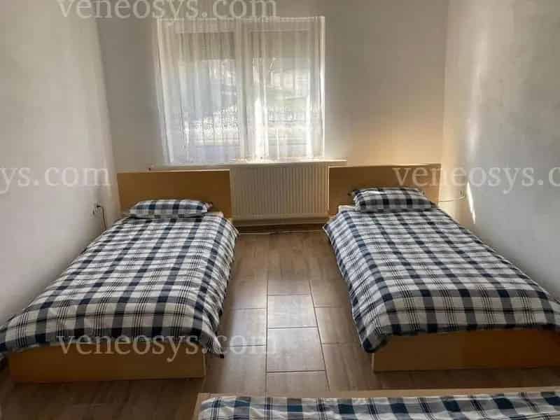 Fadd 80m2-es Munkásszálló 6-7 fő részére
