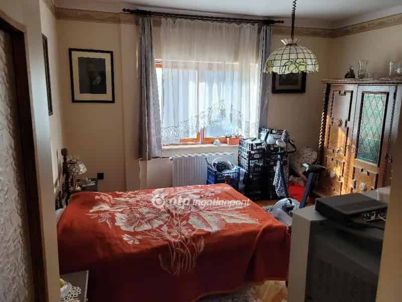 Pécs nyugati 260 nm-es 6 szobás családi ház eladó