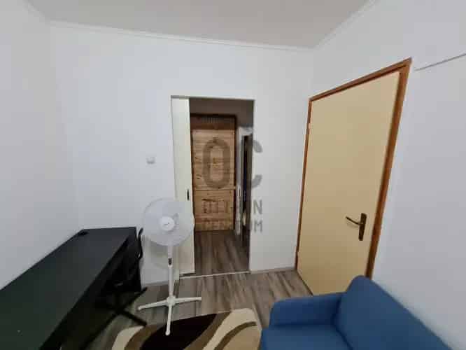 Budapest VIII kerulet Corvin kozeli felujitott erkelyes 2 szobas lakás kiado