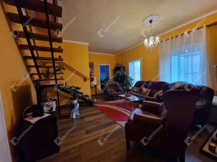 Ászári családi ház eladó - 183 nm, 3 fürdő, nagy telek