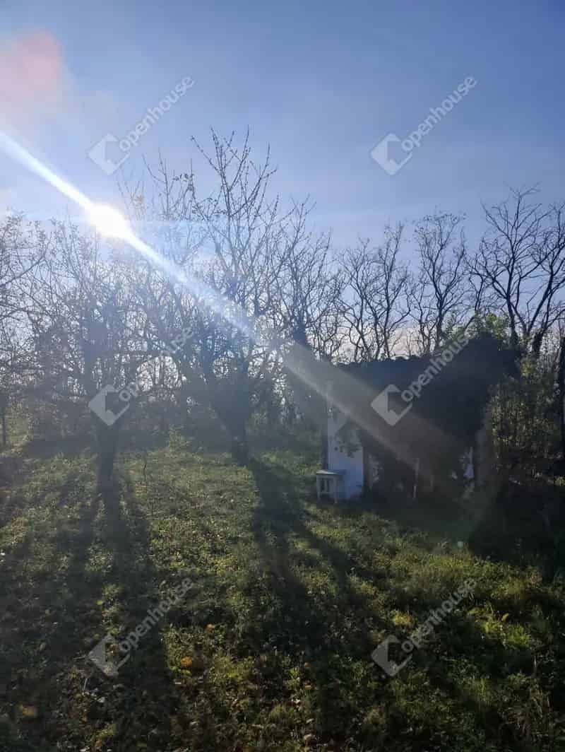 Nyúli zárt kert eladó 953 m2-es telken 37 m2-es épülettel