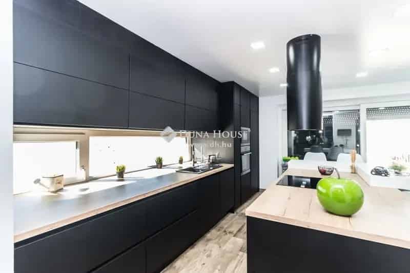 Kétszintes családi ház Szombathelyen - 4 hálószoba, modern konyha