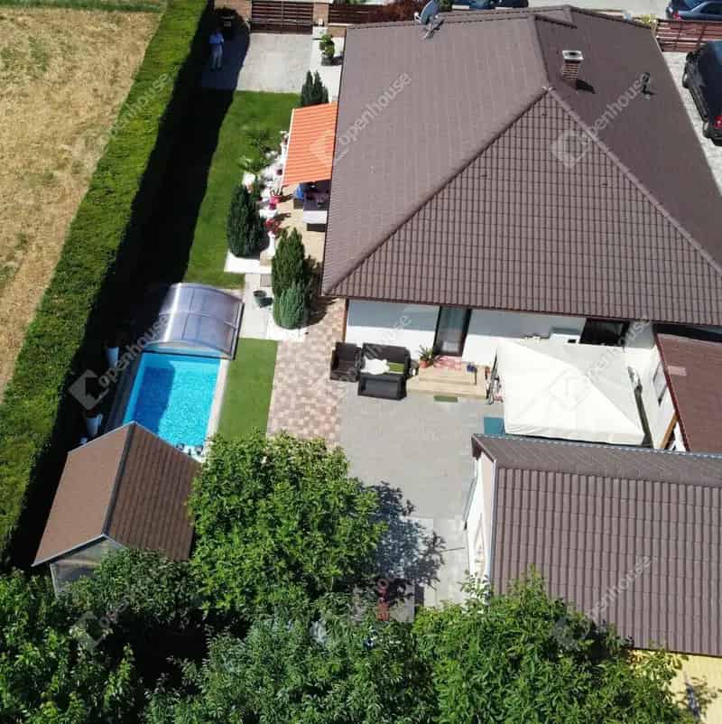 Siófoki családi ház eladó - 105 m2, medence, gáz-fa fűtés