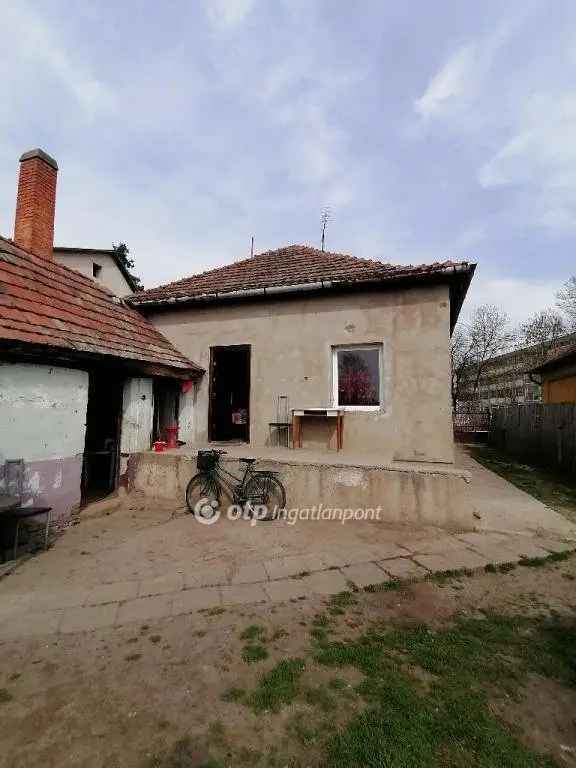 Szolnok 73 nm-es családi ház eladó melléképülettel