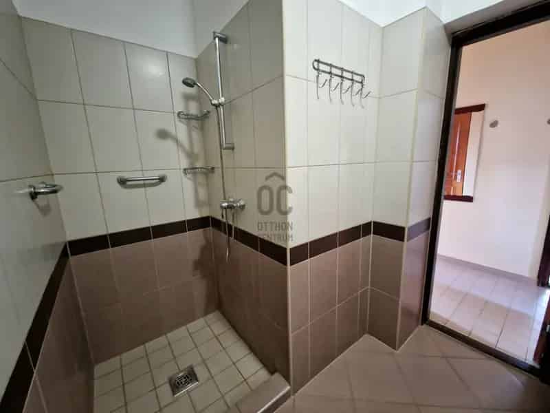 Orosháza 320 m2-es 3 szintes családi ház eladó