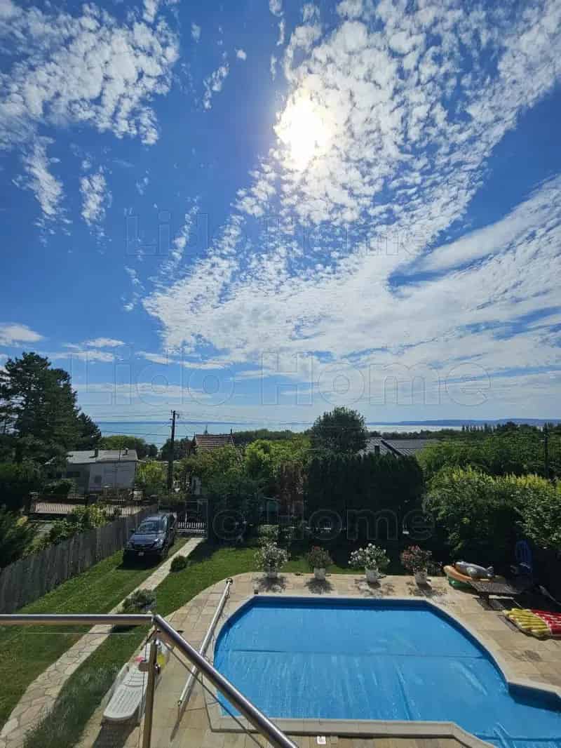 Balatonakarattyai medencés ház eladó panorámával