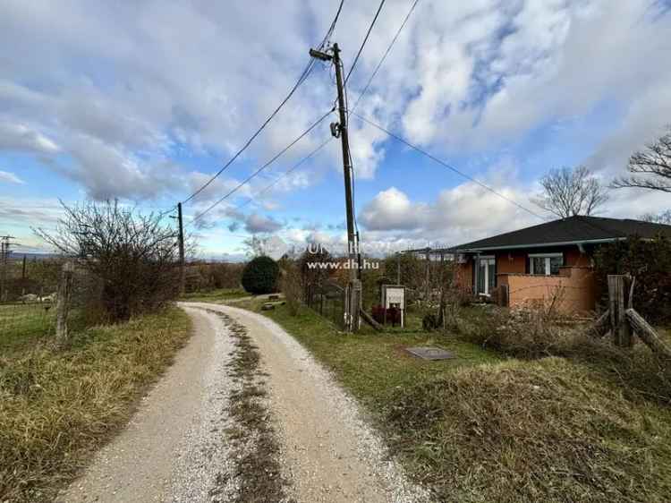 Eladó telek Lábatlanon 1027 nm kertvárosias környezetben