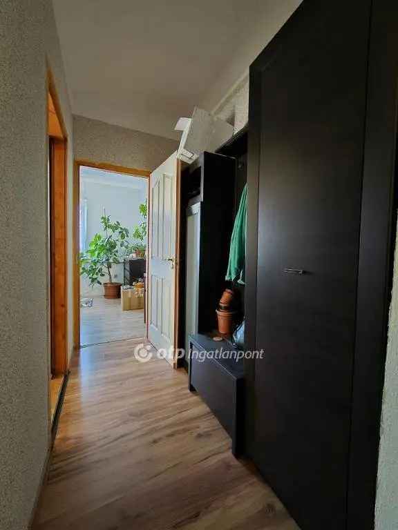 100m2-es 3 2 szobás családi ház Veszprémben