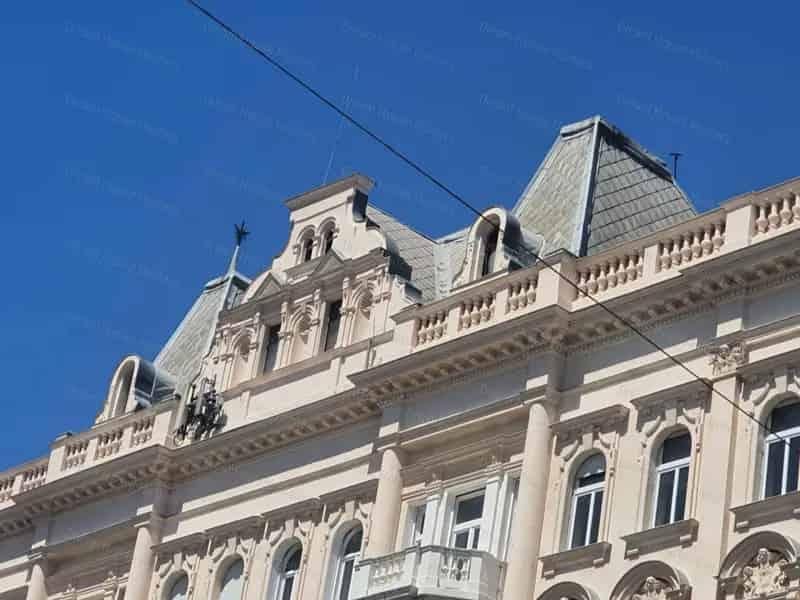 Belvárosi felújított egyszobás lakás galériával eladó kiadásra