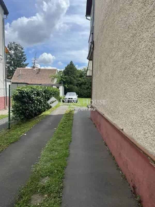 Zuglóban eladó két generációs ház napelemmel és garázzsal