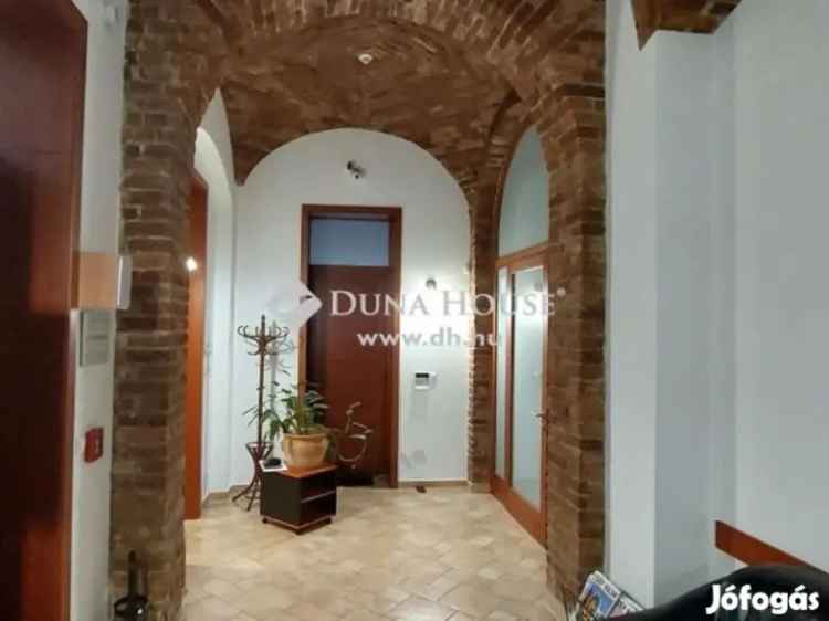 Eladó iroda Szombathelyen - 30 nm-es bútorozott iroda a Palace Irodaházban