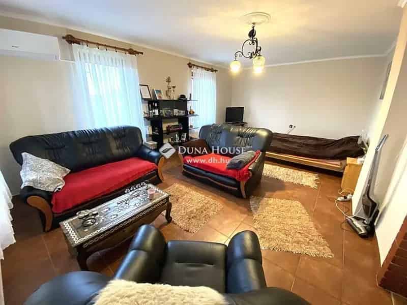 Kerekegyháza melletti családi ház 8445 nm telken nagy istállóval