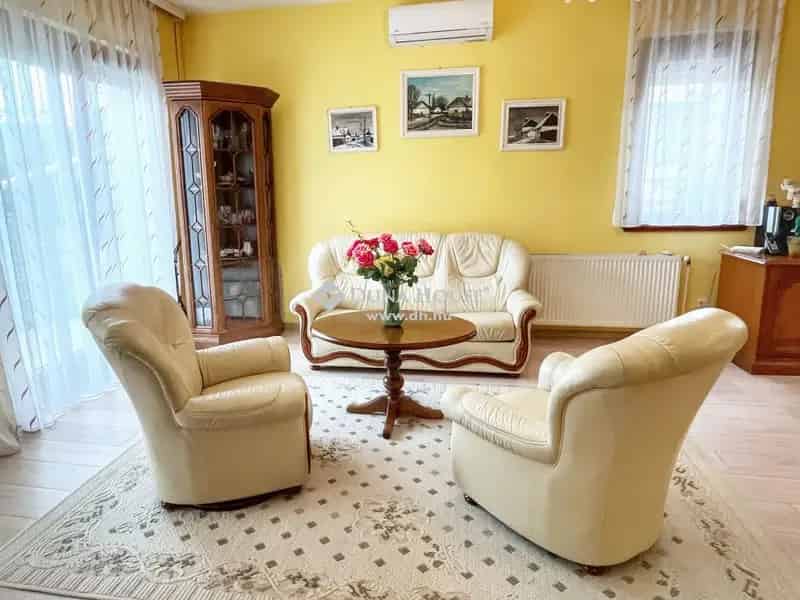 Üröm Luxus Ikerházfél Eladó - 3 Szoba, Szauna, Napelem