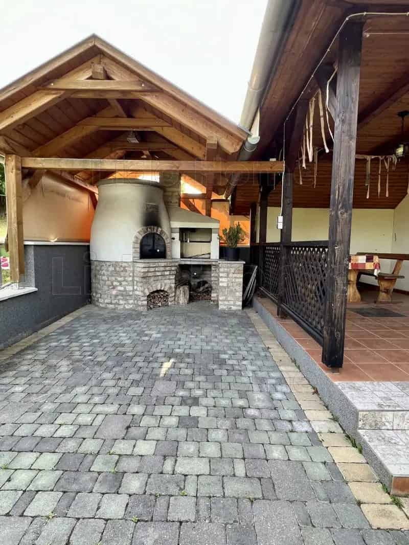 Balatonlellei felujitott nyaralo elado