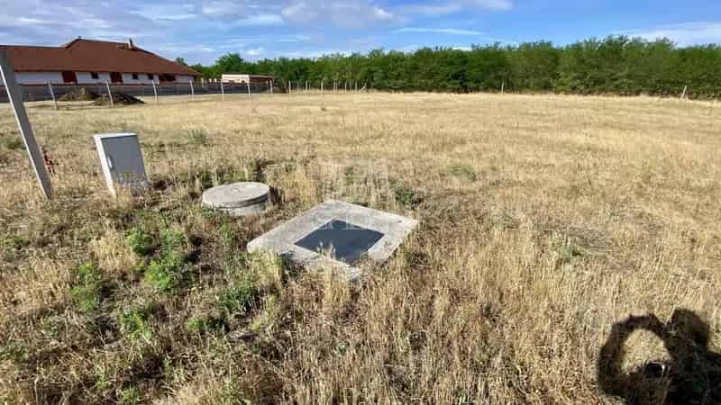 Nagytarcsai 808 nm-es építési telek eladó