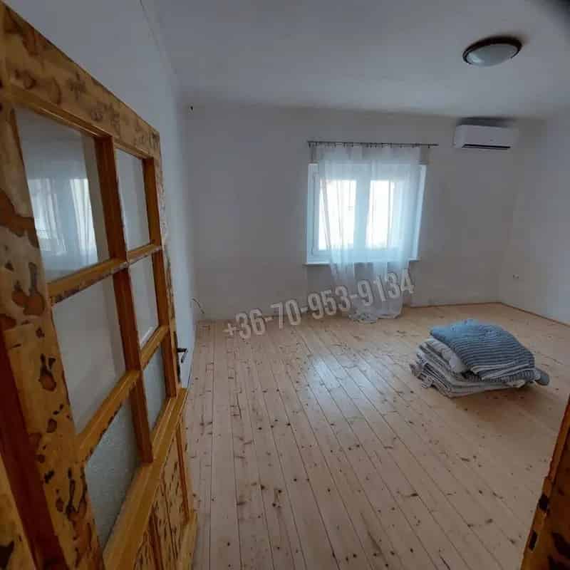 Telek két házzal és négy lakással eladó