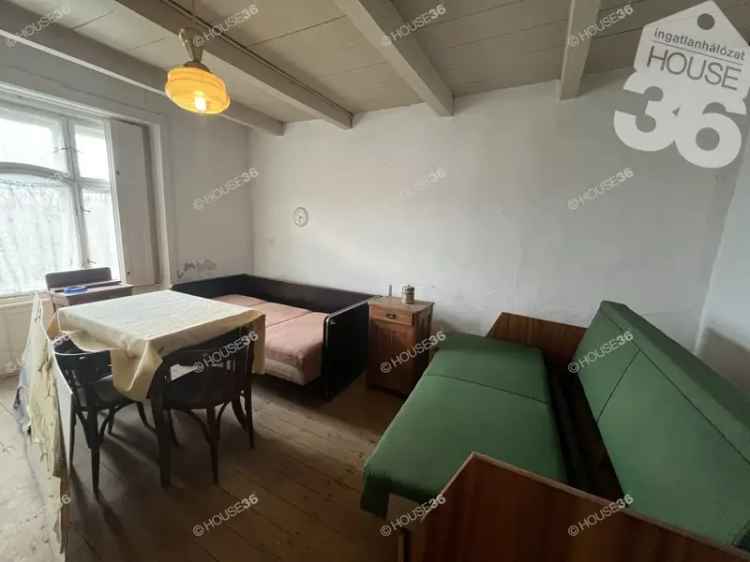 100 m2-es 3 szobás ház 115 m2-es üzlethelyiséggel 1198 m2-es telken