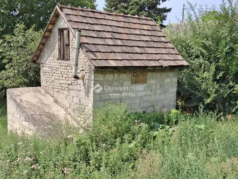 Bicskei telek eladó présházzal és pincével