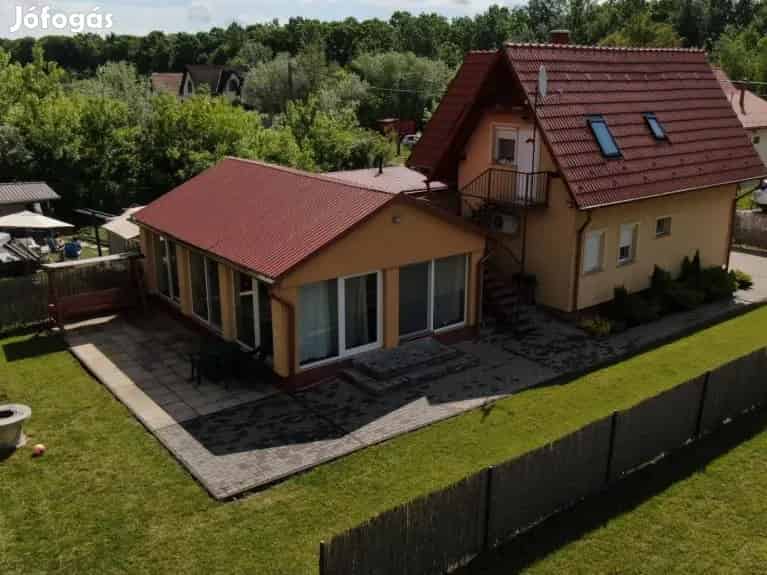 Poroszlói hétvégi ház eladó wellness-szel és vendégkörrel