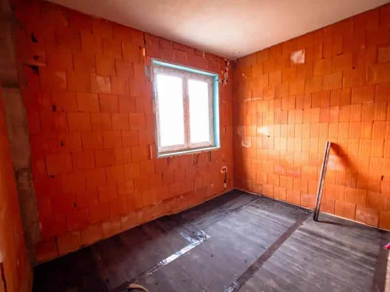 Újépítésű 4 hálószobás ikerházfelek garázzsal és kerttel