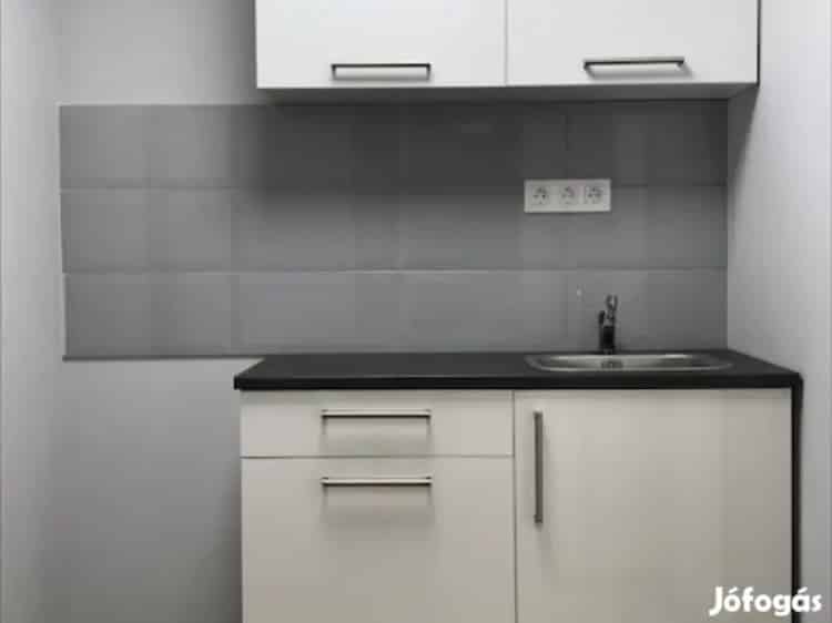 41 m2-es Üzlethelyiség Eladó Budapest XVI Keruletben Utcai Bejarat
