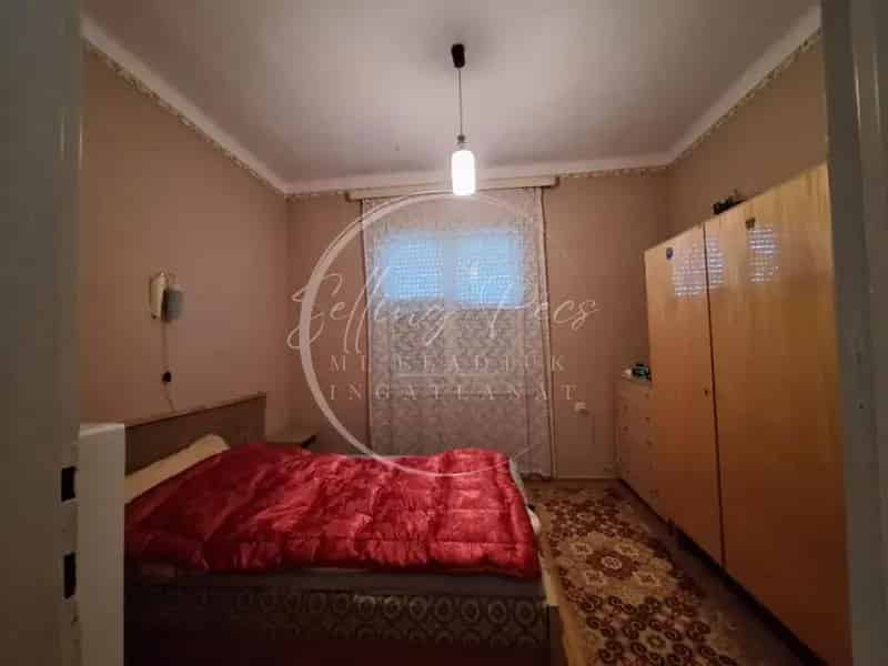 Komló - Felújítandó családi ház eladó