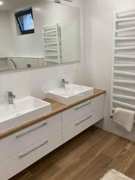 Pécsett eladó 3 hálószobás, modern lakás teraszos, klimatizált