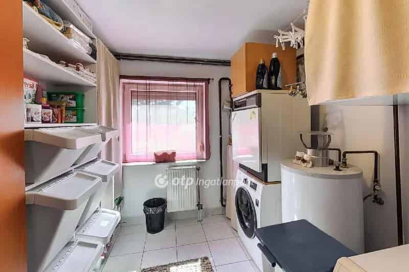 Komáromi családi ház eladó - 3 hálószoba, medence, napelem