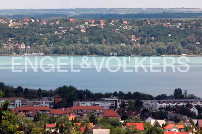 Balatonalmadi panoramás tóparti telek eladó