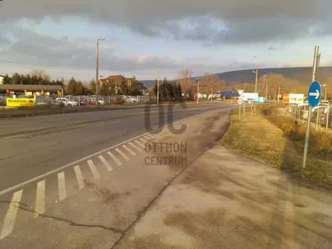 Tatabányai telek kiadó forgalmas út mellett 6000 nm
