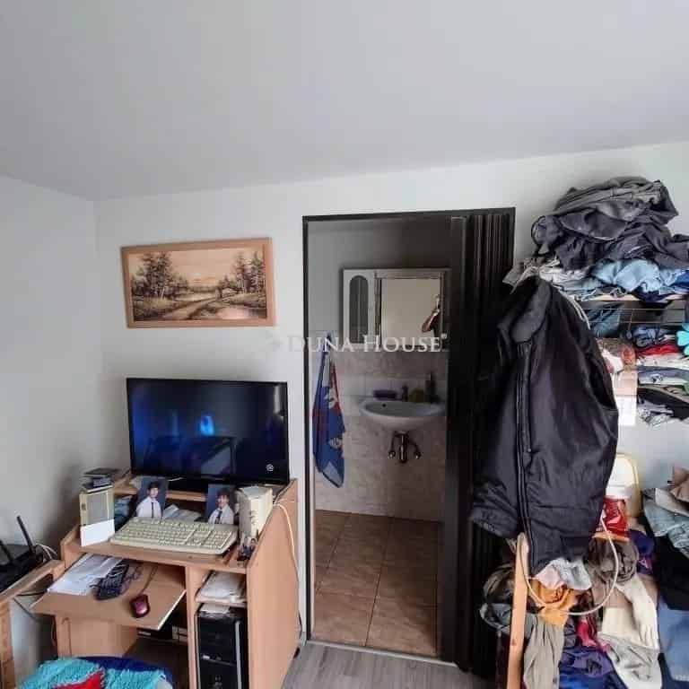 Gödön eladó részlegesen felújított ház kerttel