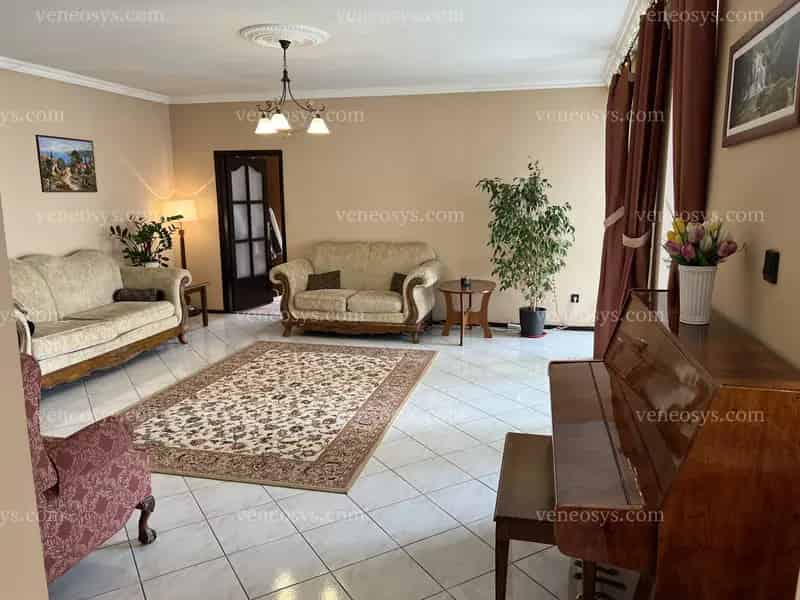 Kertvárosi nyugalom Baján: duplakomfortos, tetőtér-beépítéses ház eladó