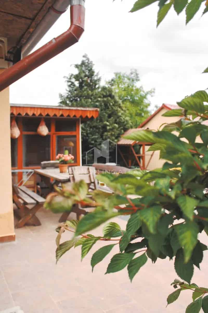 2 Ház 2000m2 Telken Balaton K
öz
el