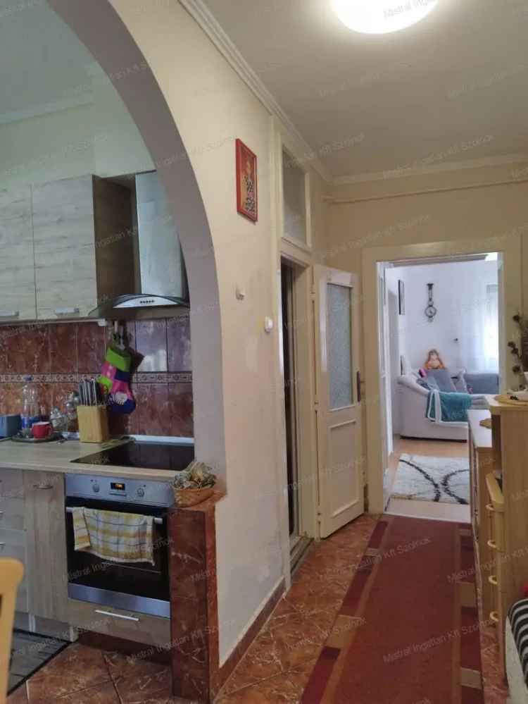 77 m2-es lakás vagy üzlethelyiség frekventált helyen