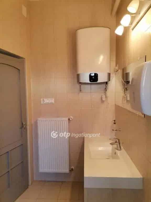Békéscsaba belvárosában eladó 1345 m2-es irodaház