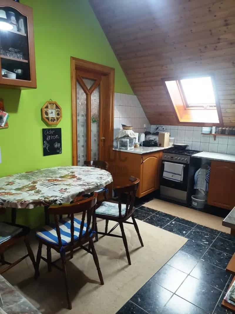 Balatonszárszó 3 szintes családi ház 4 lakással és nagy szuterénnel