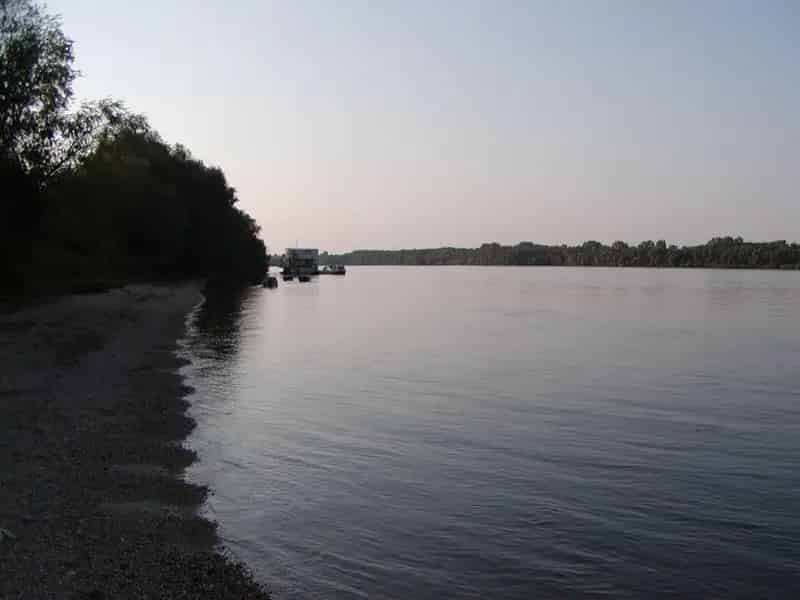 Kulcson a kikötőhöz közel, aszfaltos úton megközelíthető, panorámás vízparti nyaraló eladó.
