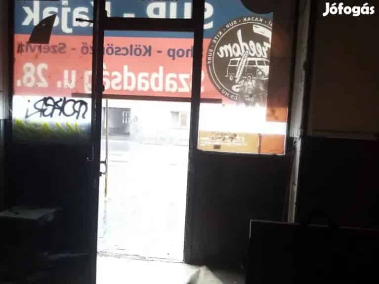 Eladó üzlethelyiség Pécs belvárosában a Hullámfürdőnél