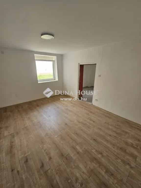 Újpetre 60nm-es 2 szobás ház eladó