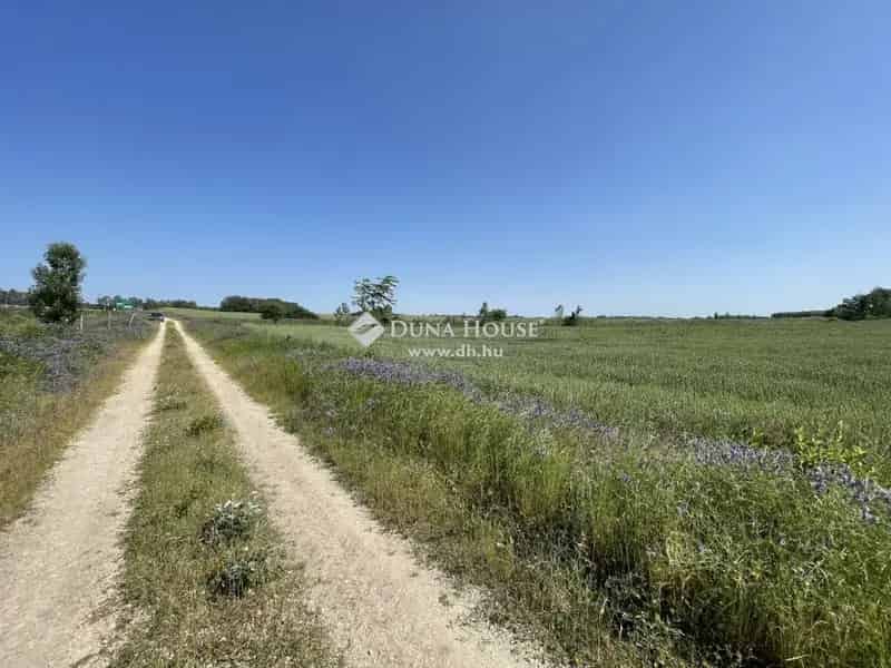 Kecskemét közeli szántó eladó 9730 m2 M5 autópálya 445 főút