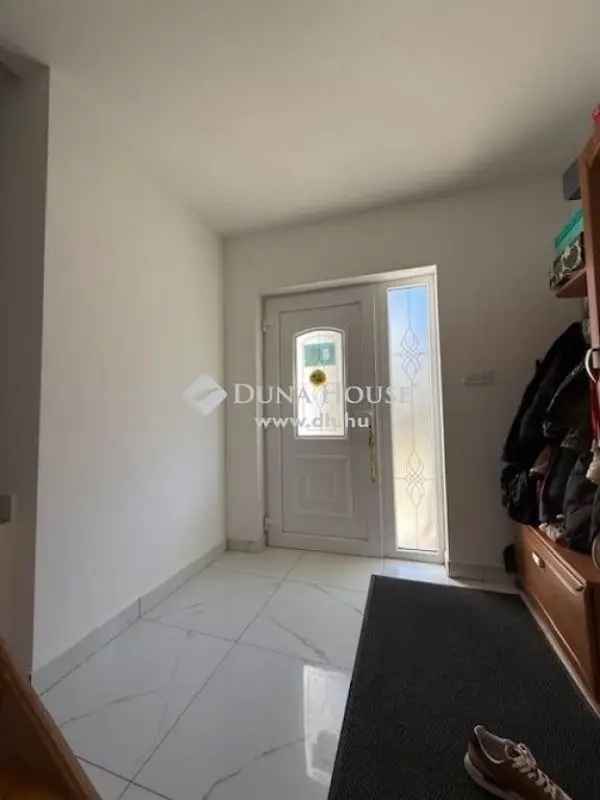 170 nm-es 2 Lakásos Családi Ház Vecsésen - Felújított